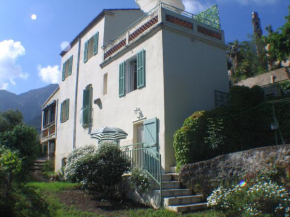 Grande maison en bordure de village